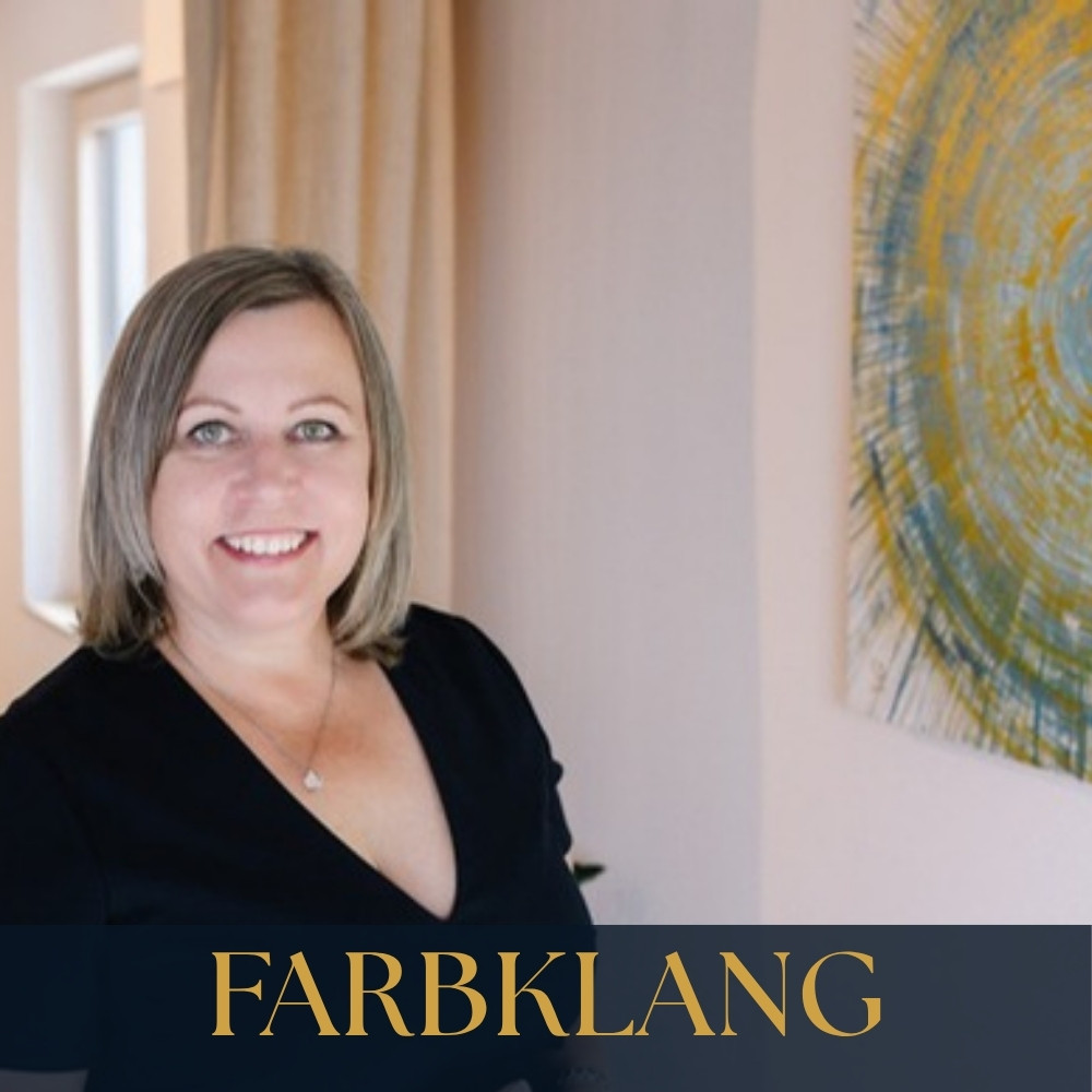 Farbklang, Klaudia Deutschmann vor einem ihrer gemalten Bilder